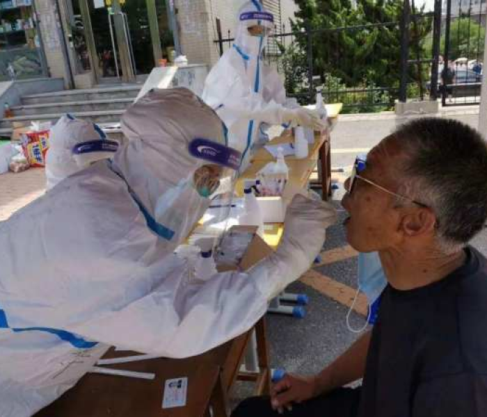 女子测核酸时与志愿者发生冲突怎么办/女子测核酸时与志愿者发生冲突