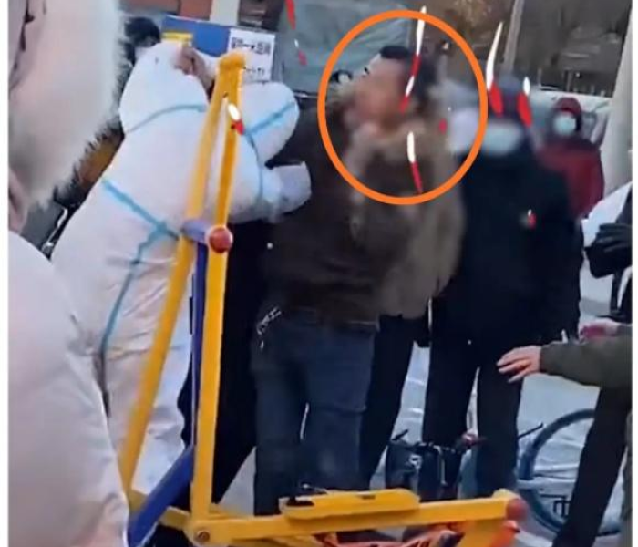 女子测核酸时与志愿者发生冲突怎么办/女子测核酸时与志愿者发生冲突