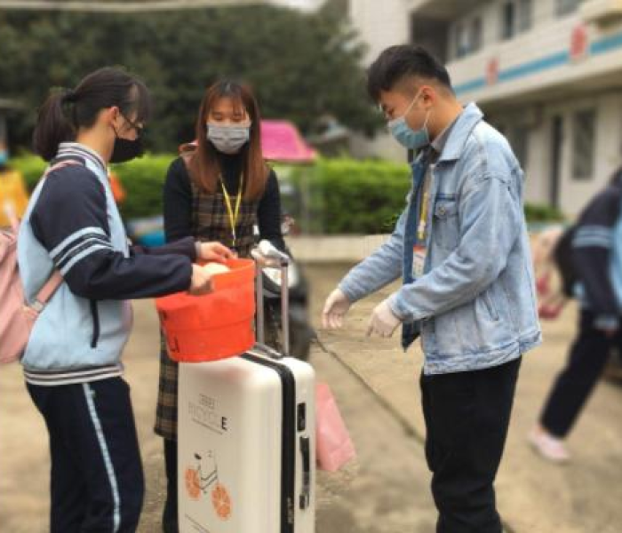 房卡必备教程“微信群牛牛房卡哪里购买”房卡链接获取