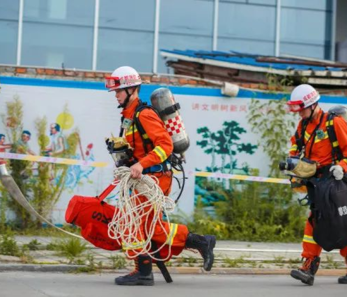 成都迅速进入战时状态，一座城市的应急智慧与全民担当