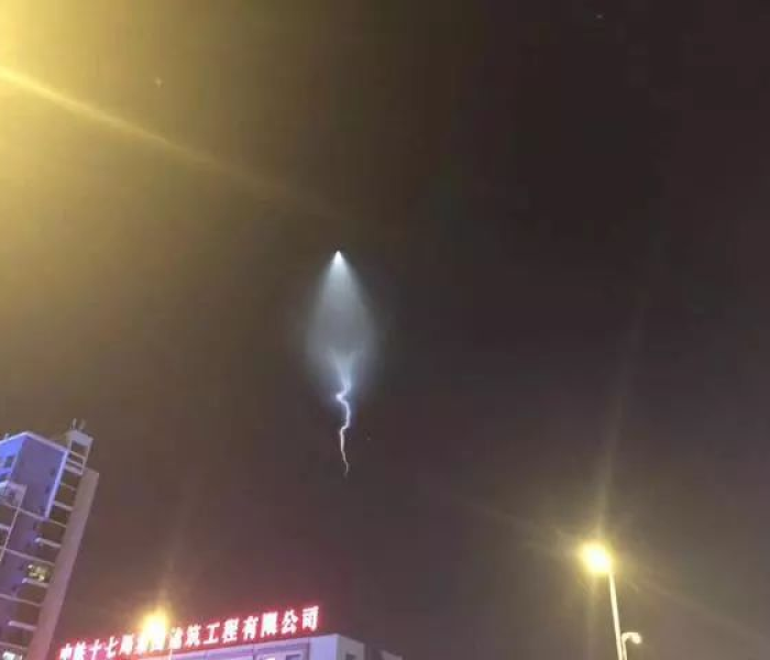 浙江嘉兴夜空惊现不明坠落物，专家紧急调查揭秘天外来客真相