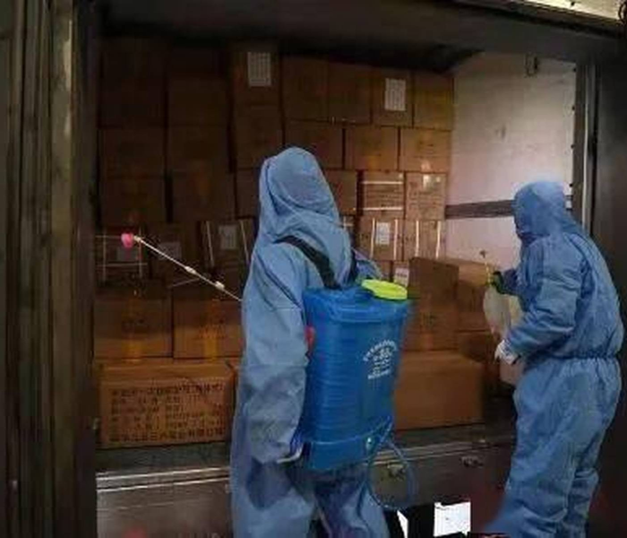 女子拿快递被感染新冠是真的吗（女子拿快递被感染新冠是真的吗视频）