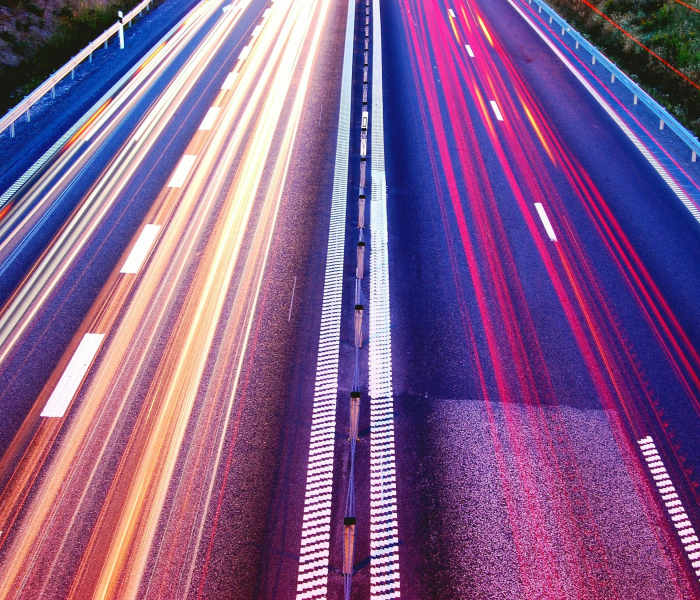 美国单日新增确诊破10万，社会撕裂与抗疫困局的深度警示