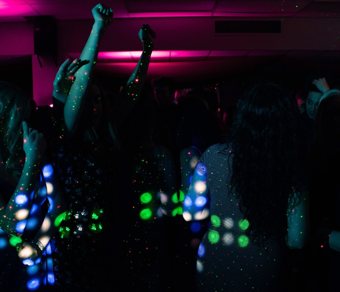 房卡必备教程“微信斗牛房卡找谁买”详细房卡教程